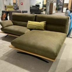 Ecksofa Mary Stoff Bison Khaki Grün Naht Beige Plateau Wildeiche Massiv Geölt Kufe Schwarz