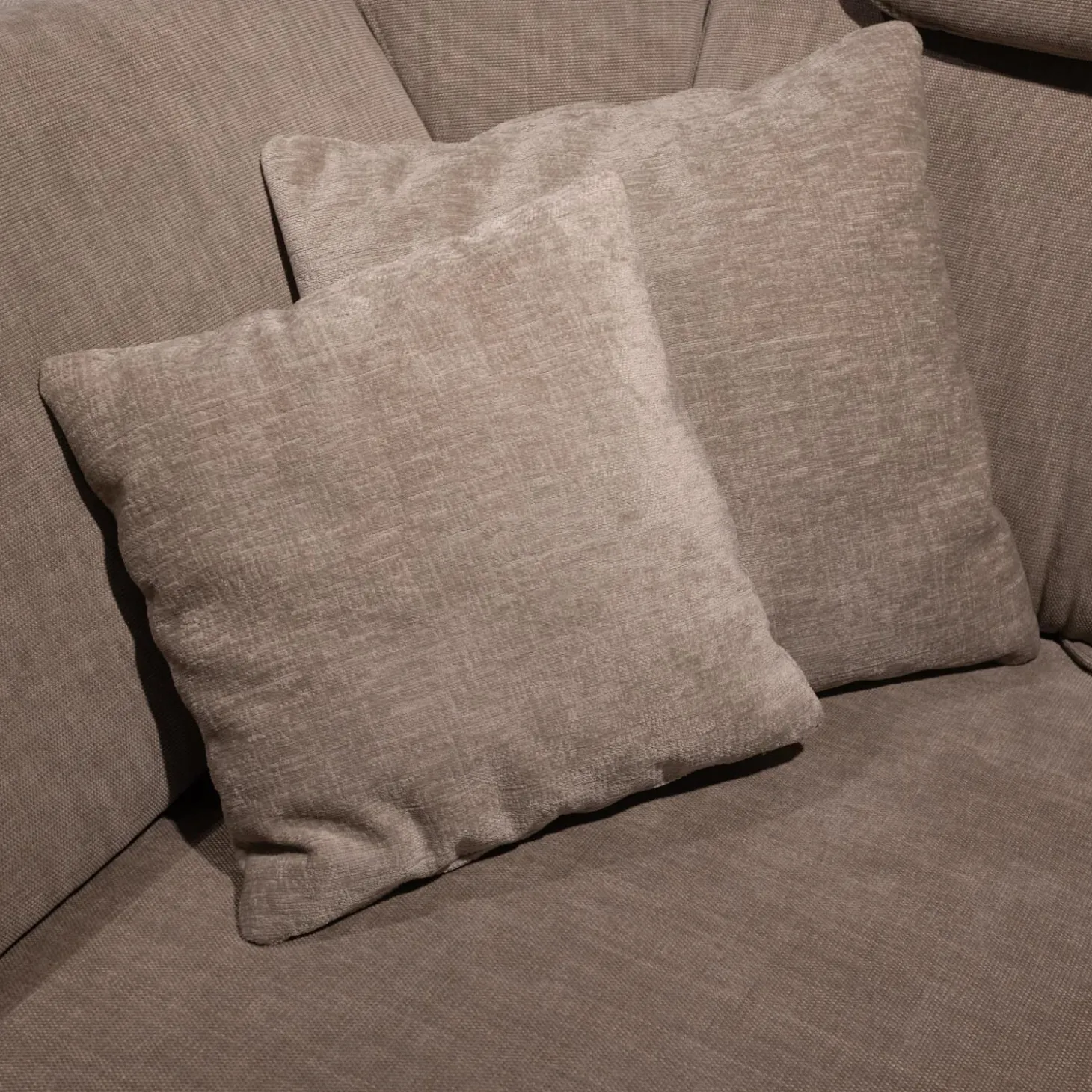 Ecksofa MM MP1179 Stoff Longlife Easy Desert Grau Füße Metall Schwarz Mit Kissen