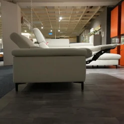 Ecksofa MM ZE1161 Stoff Calido Ecru Grau Metallfüße Schwarz Mit Motorischer Wallaway Funktion