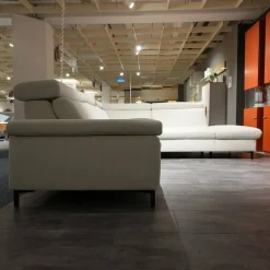 Ecksofa MM ZE1161 Stoff Calido Ecru Grau Metallfüße Schwarz Mit Motorischer Wallaway Funktion