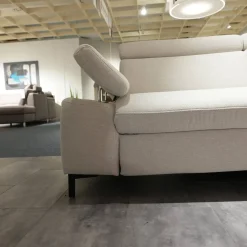 Ecksofa MM ZE1161 Stoff Calido Ecru Grau Metallfüße Schwarz Mit Motorischer Wallaway Funktion