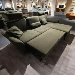 Ecksofa MM ZE1156 Stoff Salsa Olive Grün Metallfuß Schwarz Mit Motorischer Sitztiefenverstellung Und Schlaffunktion
