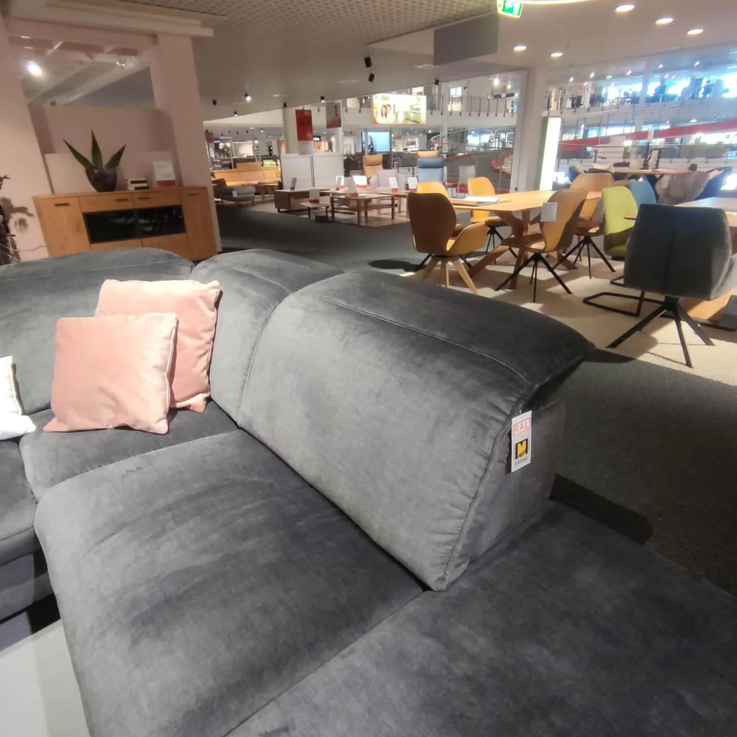 Ecksofa MM-ZE1137 Stoffbezug Joyce Anthrazit Füße Metall Schwarz Mit Elektrischer Relaxfunktion