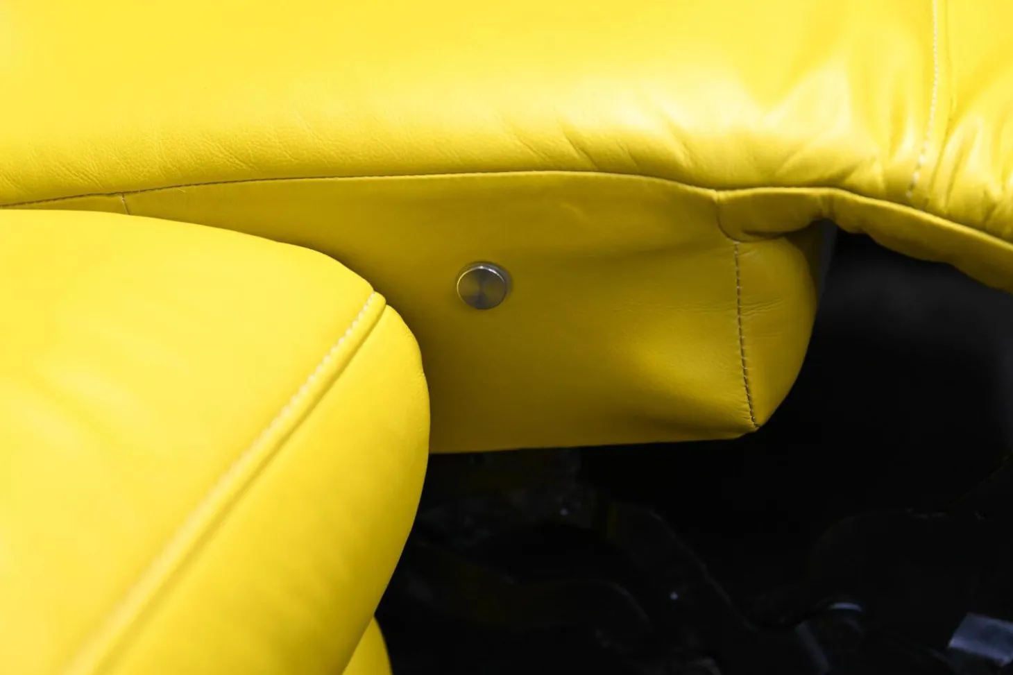 Ecksofa Mobi Leder Dolcia Lemon mit Elektrischer Relaxfunktion und Kopfteilverstellung Manuell