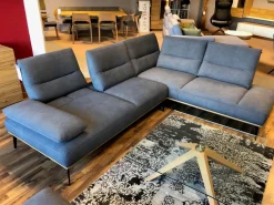 Ecksofa Modell 9060 Stoff AquaClean02 Schiefer PG14 Untergestell Anthrazit mit Hocker