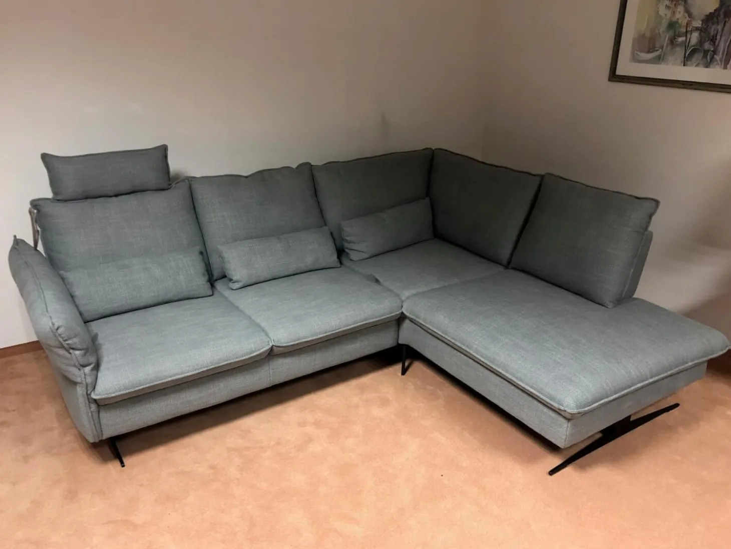 Ecksofa Modell 1043 Stoff Picasso Stone Grau PG 3 mit Kopfstütze und Nierenkissen