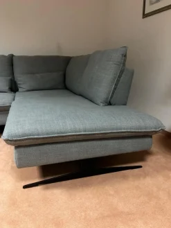 Ecksofa Modell 1043 Stoff Picasso Stone Grau PG 3 mit Kopfstütze und Nierenkissen