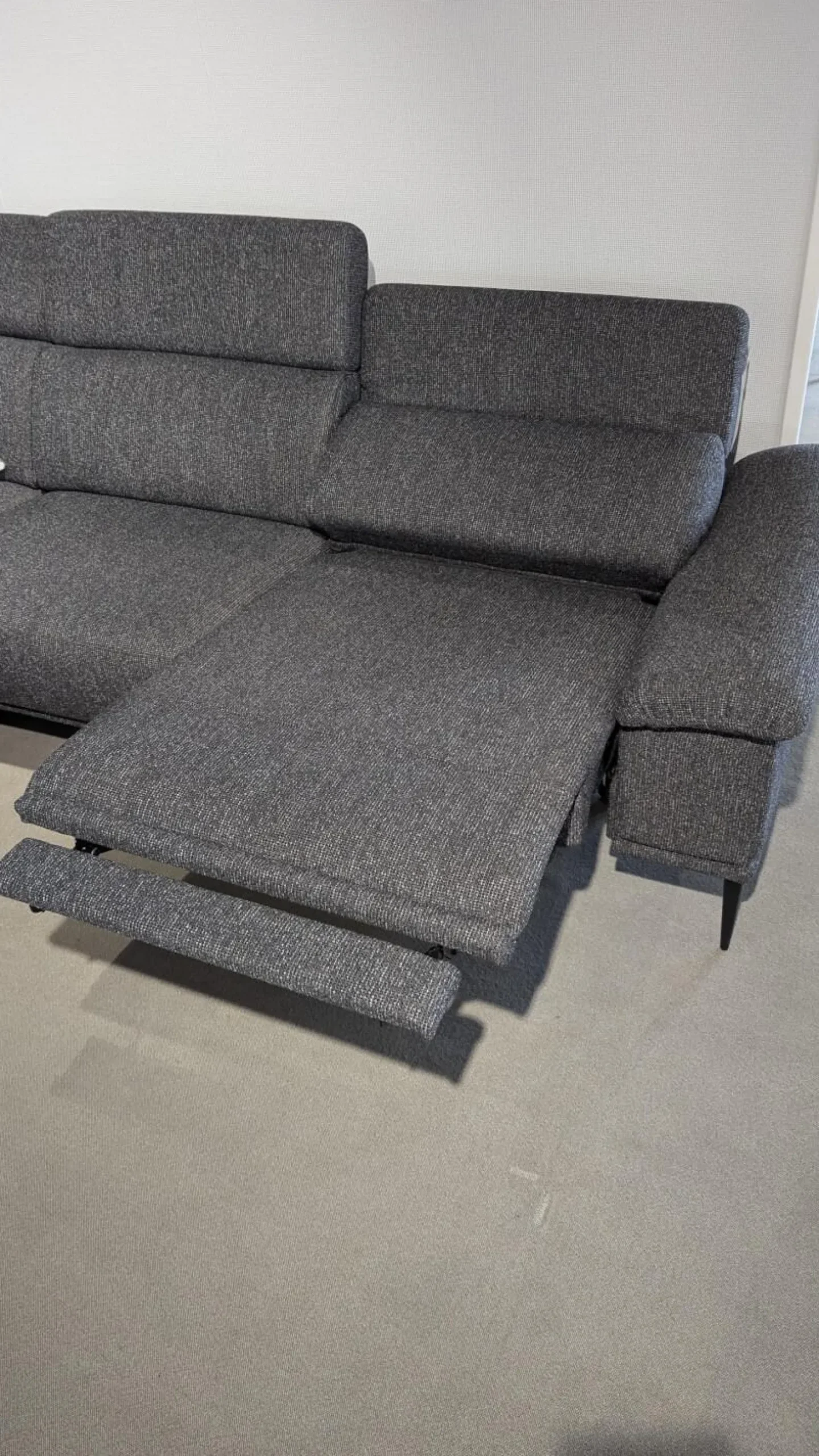 Ecksofa Moon Stoff Sneak 67 Anthrazit Füße Metall Schwarz Matt Mit Elektrischer Wallfree Relaxfunktion