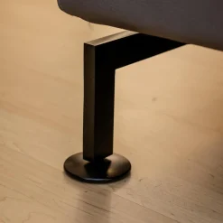 Ecksofa Moule Medium Bezug Leder Taron 5668 0095 Grau Kufen Schwarz Pulverbeschichtet Mit Verstellbarer Rückenlehne