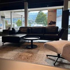 Ecksofa Moule Medium Leder 5669 0010 Schwarz Fuß Kufe Schwarz Pulverbeschichtet Mit Kissen