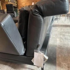 Ecksofa Moule Medium Leder 5669 0010 Schwarz Fuß Kufe Schwarz Pulverbeschichtet Mit Kissen