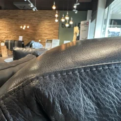 Ecksofa Moule Medium Leder 5669 0010 Schwarz Fuß Kufe Schwarz Pulverbeschichtet Mit Kissen