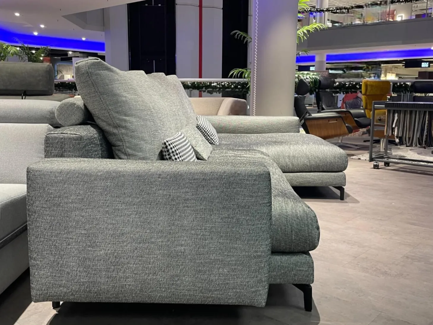 Ecksofa Nuvola Stoff 17 100 Dunkel Schwarz Weiß Gemustert Aluminiumgußfuß Lackiert RAL9017 Verkehrsschwarz Schwarz