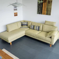 Ecksofa Omega Stoff 16 Rado 32 Hellgrün Füße Eiche Geölt Inklusive Kopfstütze