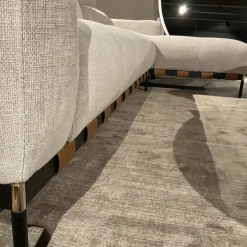 Ecksofa Oscar Stoff 2 Ollin 101 Hellgrau Beige Sockel Metall Schwarz Lackiert Füße Chrom Gold