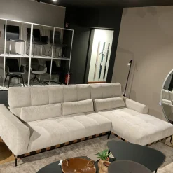 Ecksofa Oscar Stoff 2 Ollin 101 Hellgrau Beige Sockel Metall Schwarz Lackiert Füße Chrom Gold