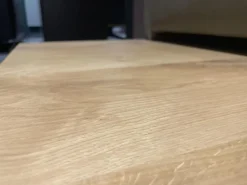 Ecksofa Phoenix Leder B Toro Cactus Grün Plateau Wildeiche Furniert Gestell Aluminium Schwertkufe