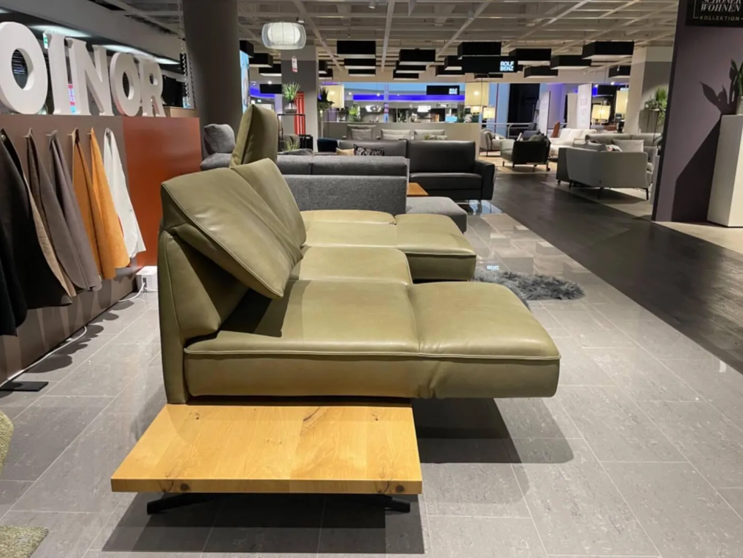 Ecksofa Phoenix Leder B Toro Cactus Grün Plateau Wildeiche Furniert Gestell Aluminium Schwertkufe