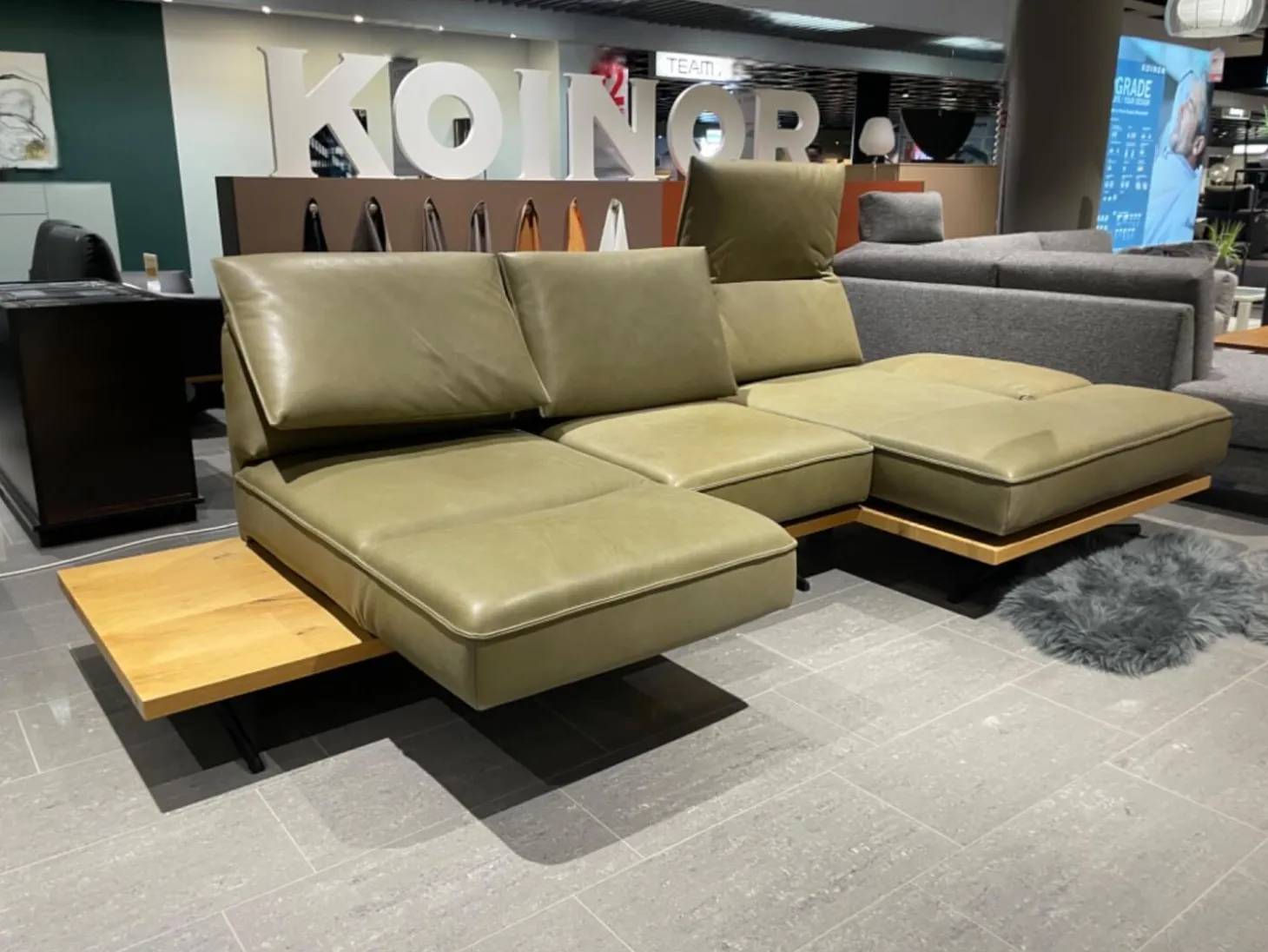 Ecksofa Phoenix Leder B Toro Cactus Grün Plateau Wildeiche Furniert Gestell Aluminium Schwertkufe