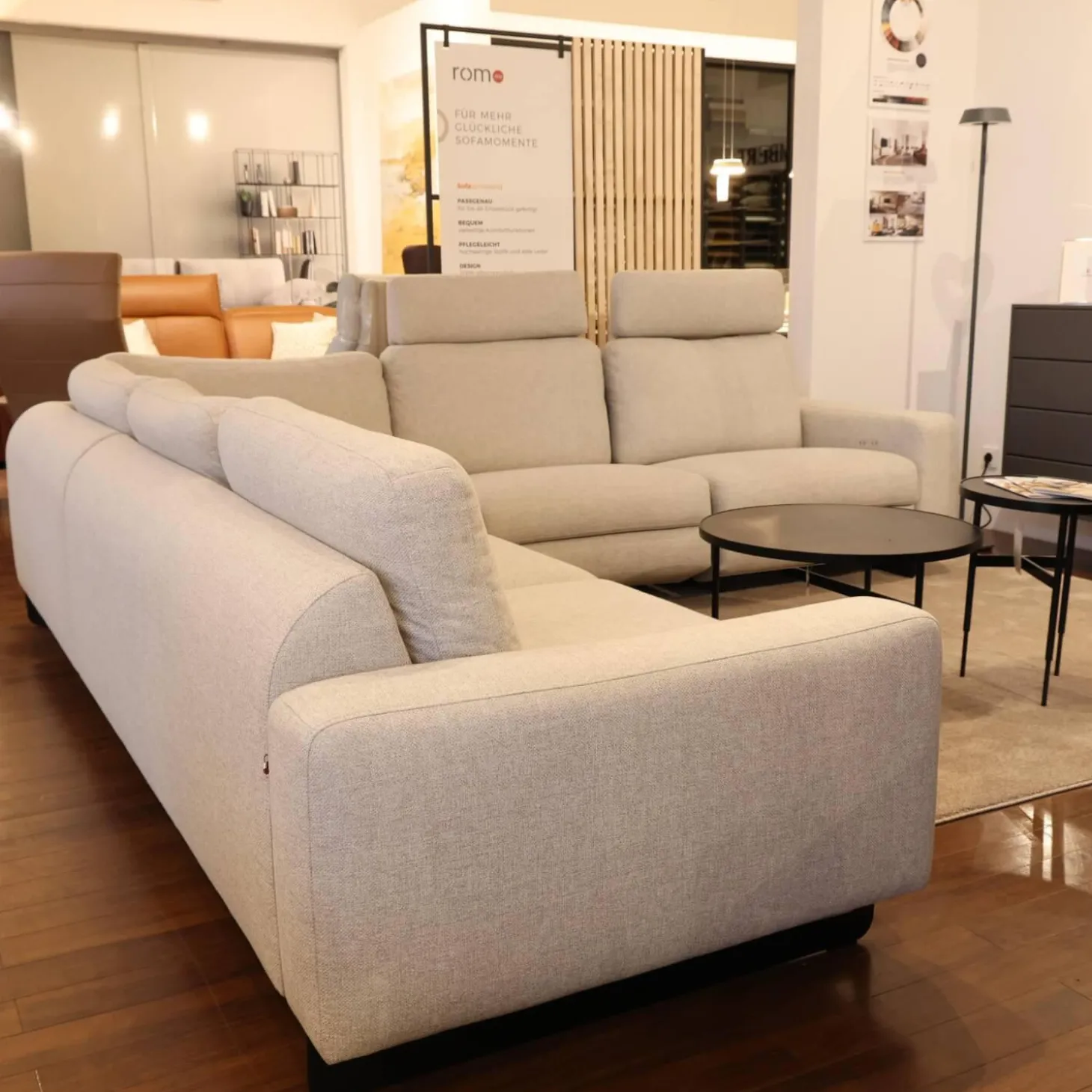 Ecksofa Radioso 290BB290 Stoff Wembley Angora Beige Füße Stahl Black 01 Schwarz Lackiert Mit Nackenstütze