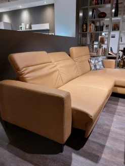 Ecksofa Rafaela Leder Vivre Honig Braun Füße Metall Pulverbeschichtet Schwarz Inklusive Motorischen Sitzvorzug Und Relaxfunktion