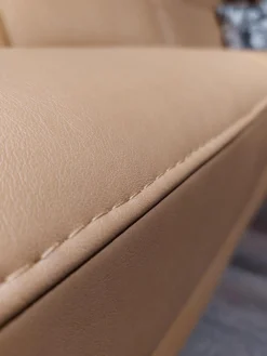 Ecksofa Rafaela Leder Vivre Honig Braun Füße Metall Pulverbeschichtet Schwarz Inklusive Motorischen Sitzvorzug Und Relaxfunktion