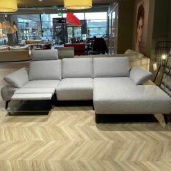 Ecksofa Theodor Stoff Catona Beige mit motorischer Verstellung und 1 Kopfstütze