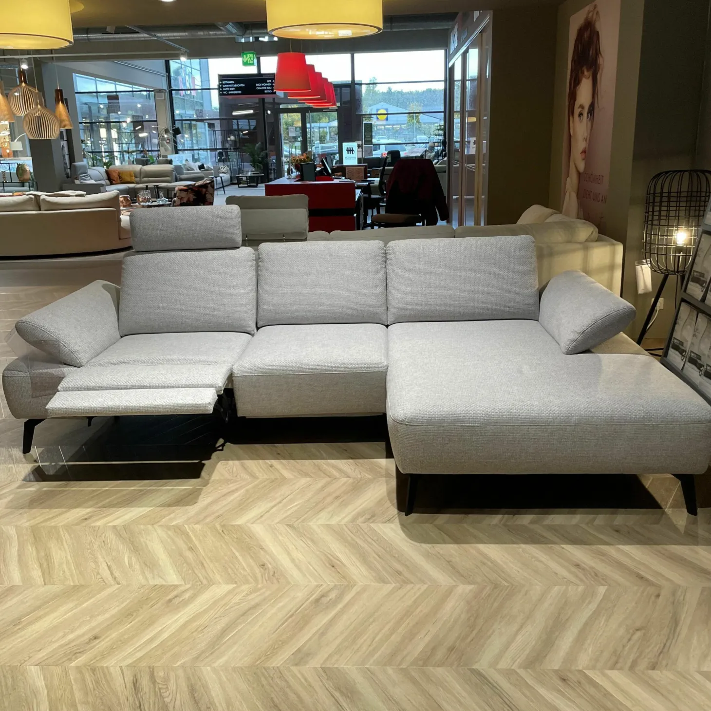 Ecksofa Theodor Stoff Catona Beige mit motorischer Verstellung und 1 Kopfstütze