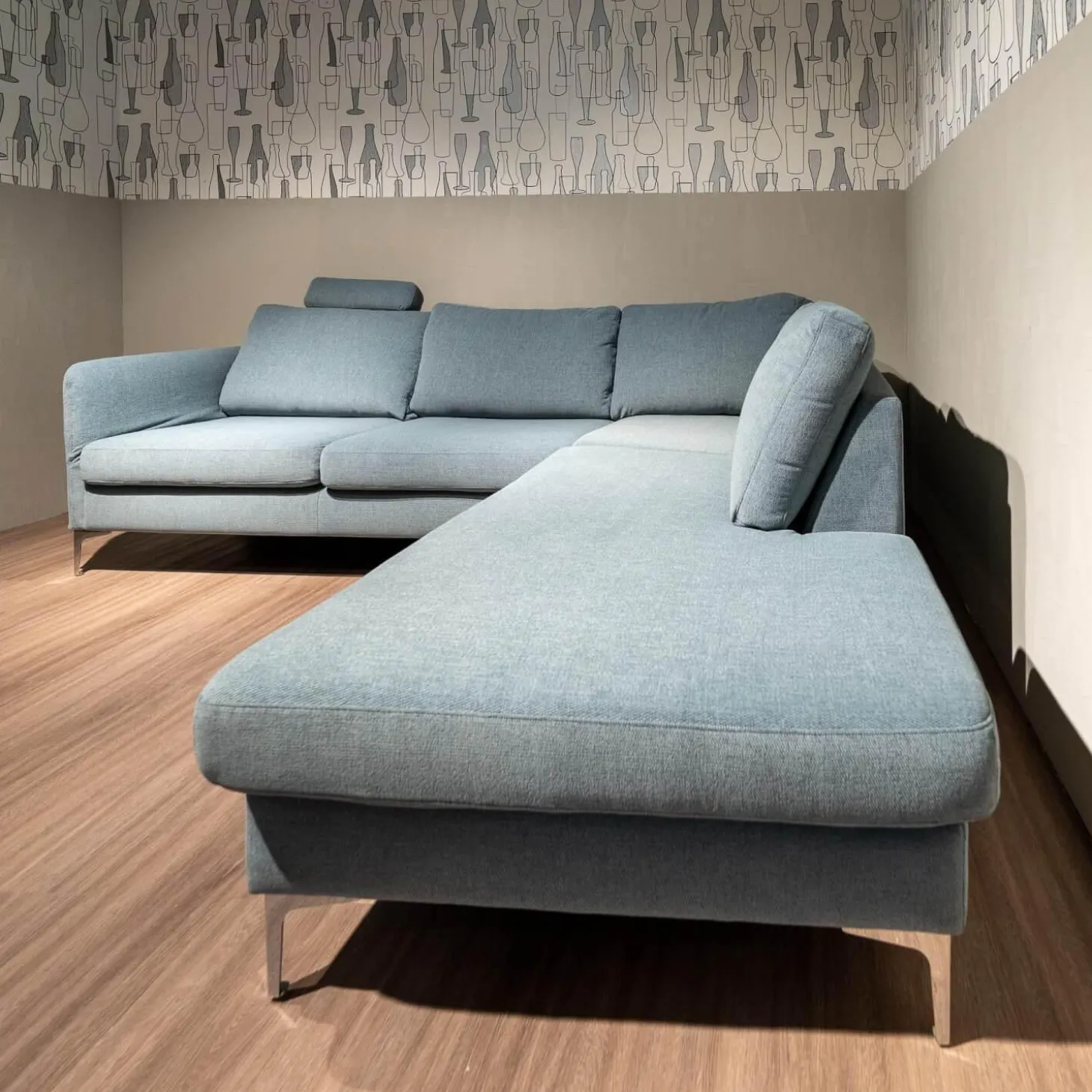 Ecksofa Timeless 7141 5453 Bezug Stoff Trend Light Blue Hellblau Metallfuß Chrombeschichtet Mit Kopfstütze