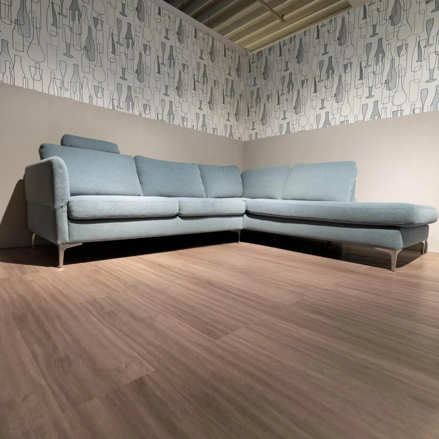 Ecksofa Timeless 7141 5453 Bezug Stoff Trend Light Blue Hellblau Metallfuß Chrombeschichtet Mit Kopfstütze