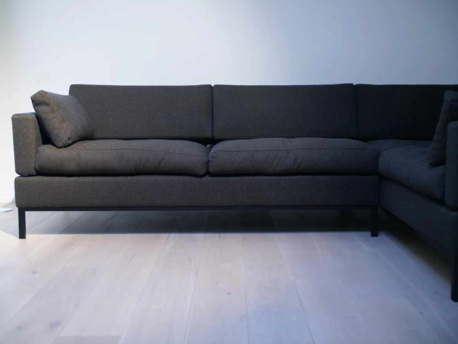 Ecksofa Tomo Soft Bezug Stoff 4491 0096 Dunkelgrau Untergestell Schwarz Matt