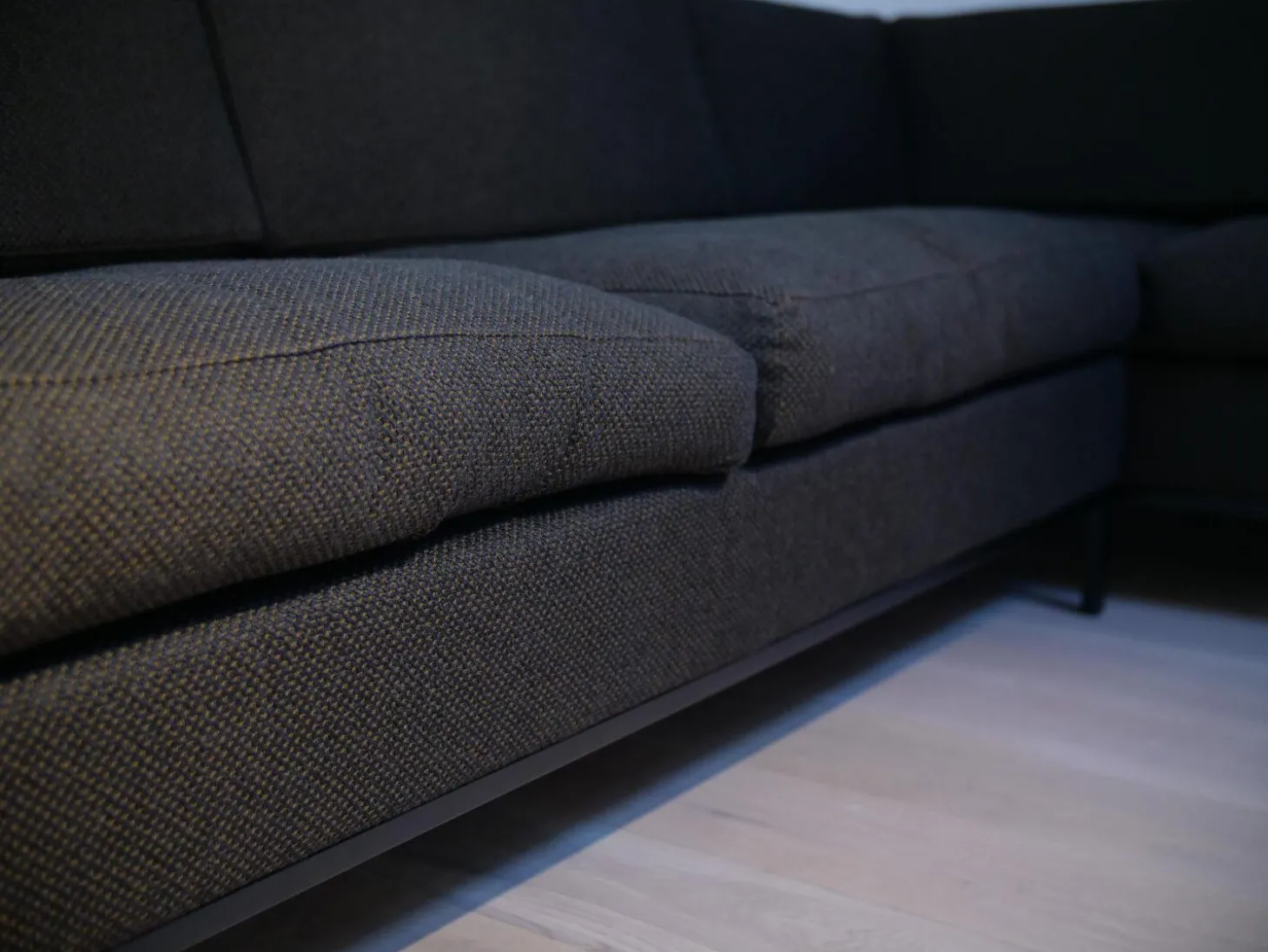Ecksofa Tomo Soft Bezug Stoff 4491 0096 Dunkelgrau Untergestell Schwarz Matt