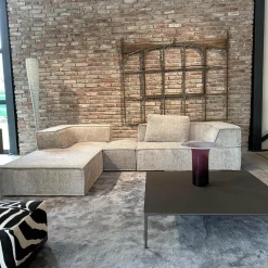 Ecksofa Trio Stoff 9047 Greige Gestellrahmen Buche Massiv Inklusive Hocker Und Kissen