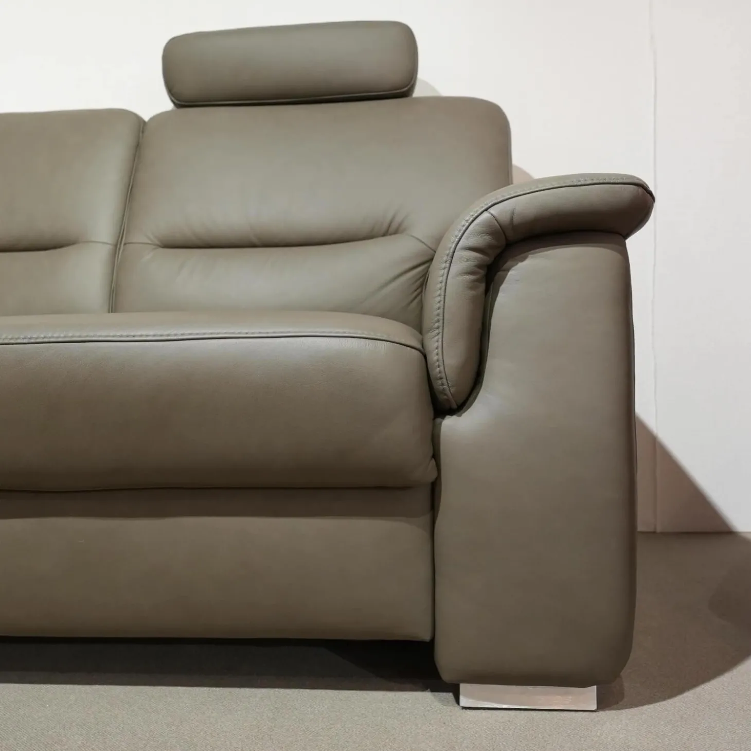 Ecksofa Urbino Leder Vivre Smoke Grau Füße Aluminium Inklusive Kopfstütze