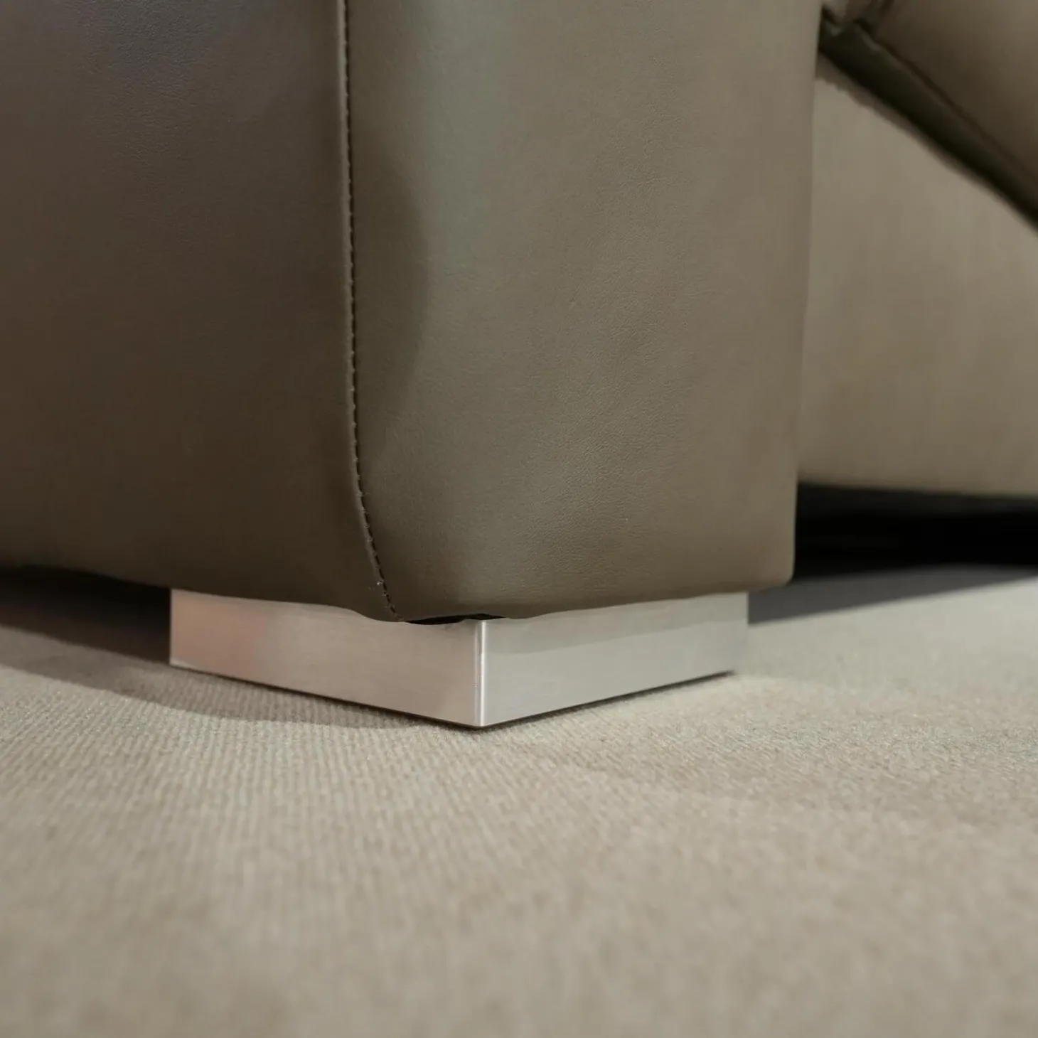 Ecksofa Urbino Leder Vivre Smoke Grau Füße Aluminium Inklusive Kopfstütze