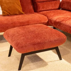 Ecksofa Valentina Inklusive Hocker Bezug Fusion 36 Farbton Carmine Rot Fuß Metall MR1 Schwarz Mit Kissen