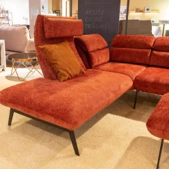 Ecksofa Valentina Inklusive Hocker Bezug Fusion 36 Farbton Carmine Rot Fuß Metall MR1 Schwarz Mit Kissen