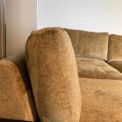 Ecksofa Vita 9 Stoff 30 Gingerbread mit Kissen und integrierten Ablagen