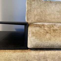 Ecksofa Vita 9 Stoff 30 Gingerbread mit Kissen und integrierten Ablagen