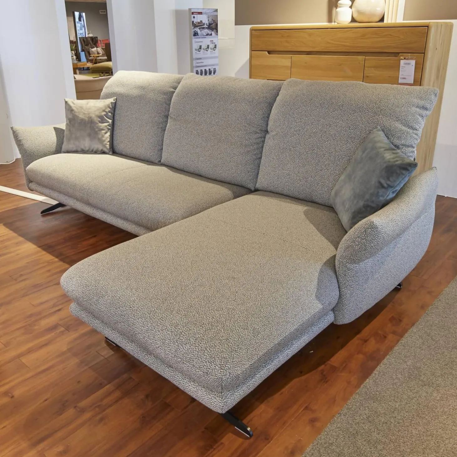 Ecksofa Willoow Bezug Stoff Silver Grey 01022 Metallkufe Schwarz FT9 M99 Inklusive Sitztiefenverstellung Und 2 Kissen