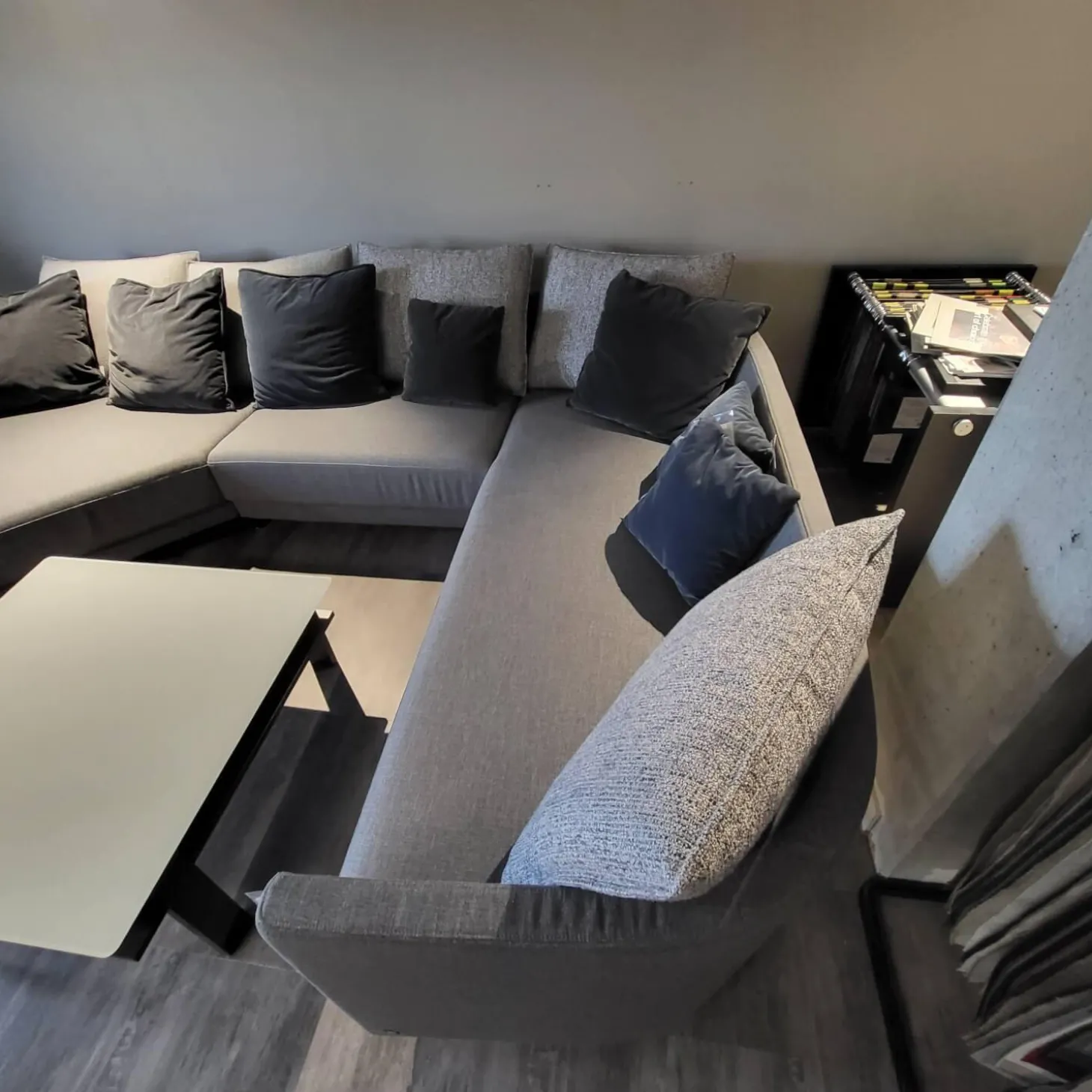 Ecksofa Wohnlandschaft Onda Bezug Stoff 05.464 Eisengrau Füße Massivholz Eiche Schwarz Gebeizt Inklusive Kissen