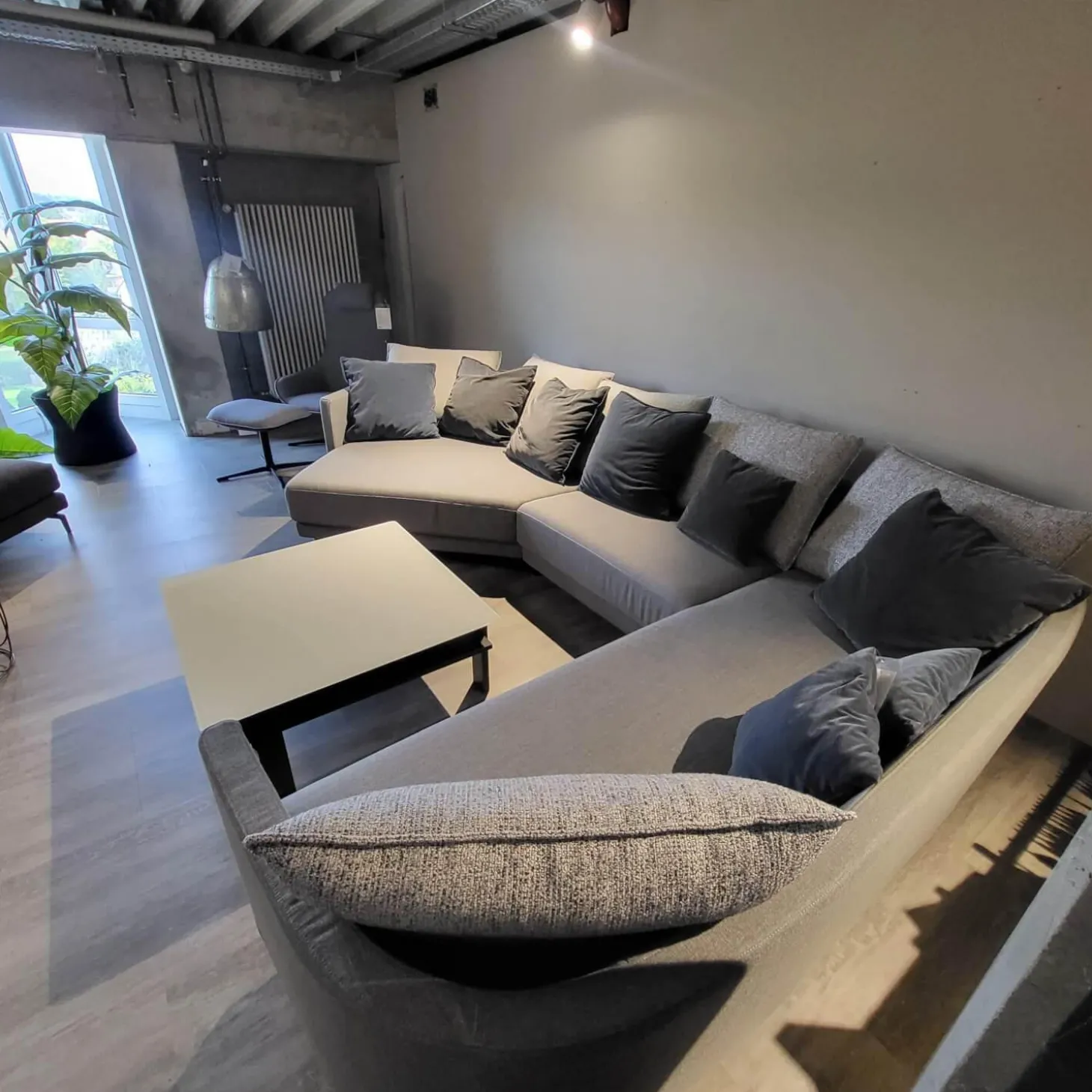 Ecksofa Wohnlandschaft Onda Bezug Stoff 05.464 Eisengrau Füße Massivholz Eiche Schwarz Gebeizt Inklusive Kissen