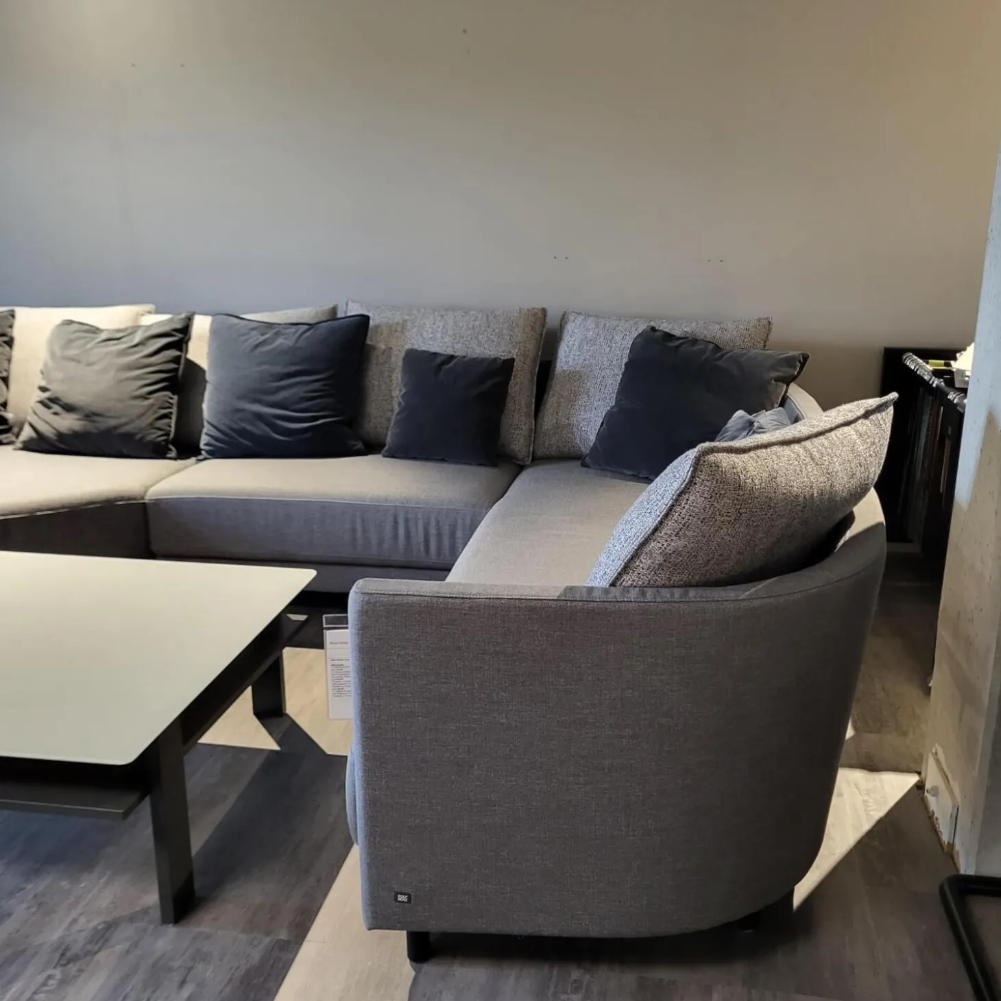 Ecksofa Wohnlandschaft Onda Bezug Stoff 05.464 Eisengrau Füße Massivholz Eiche Schwarz Gebeizt Inklusive Kissen