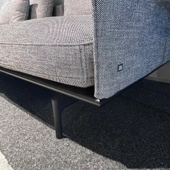 Einzelsofa Liv Smart aus Stoff 18 100 Schwarz Weiß Füße Metall Tiefschwarz Pulverbeschichtet