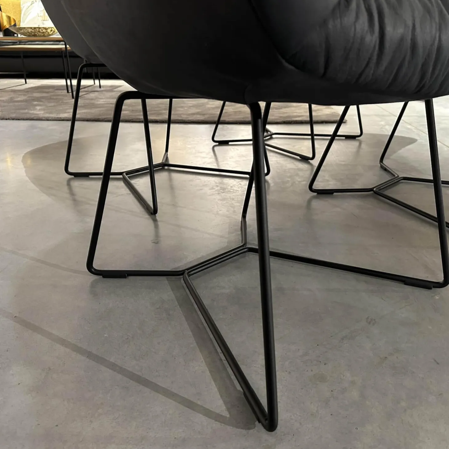 4er Set Armlehnenstuhl Sevano Leder Miura 51 Anthrazit Gestell Metall Schwarz Pulverbeschichtet