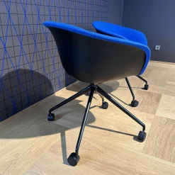 2-er Set Armlehnsessel Duna 02 4217 Stoff Jet Fidvi Blau Gestell Aluminium Schwarz Lackiert Spinnenfuß Mit Selbstbremsenden Rollen