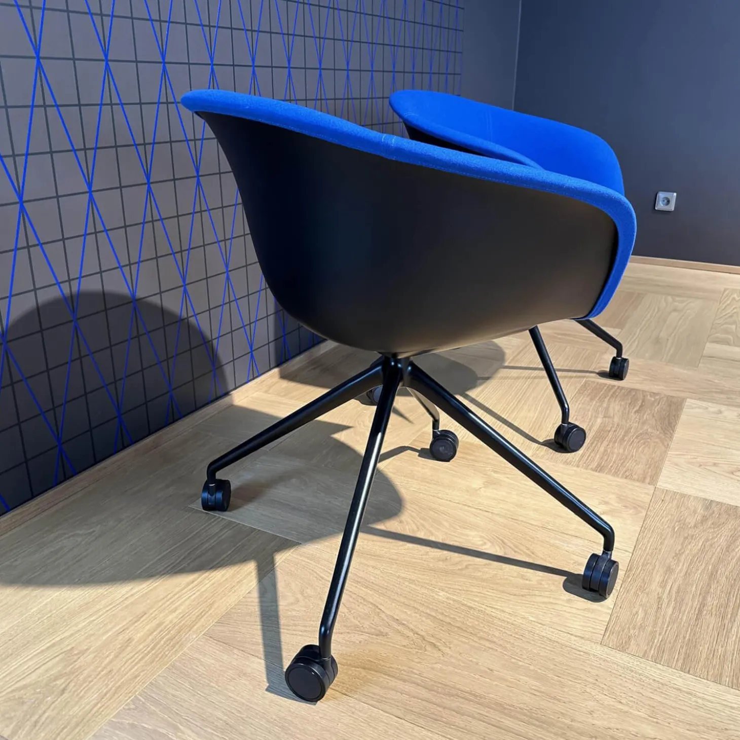 2-er Set Armlehnsessel Duna 02 4217 Stoff Jet Fidvi Blau Gestell Aluminium Schwarz Lackiert Spinnenfuß Mit Selbstbremsenden Rollen