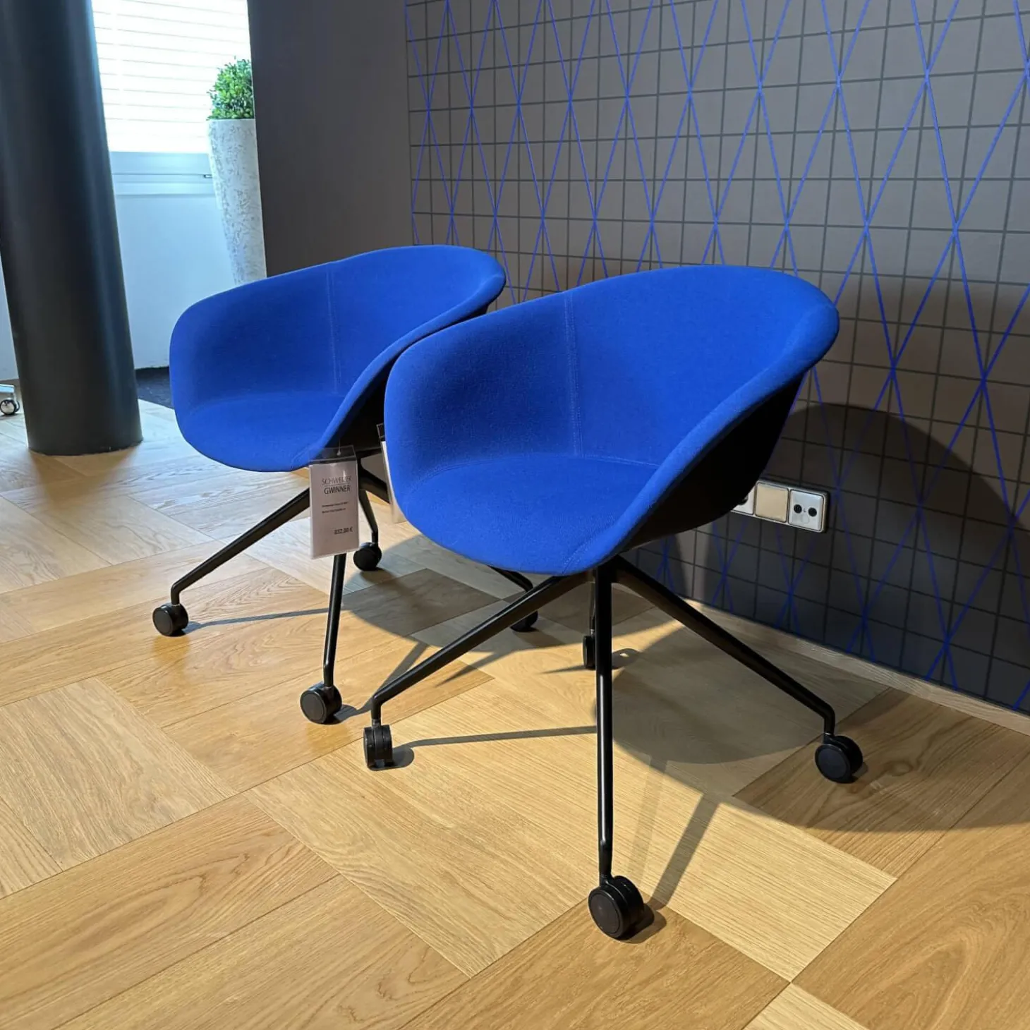 2-er Set Armlehnsessel Duna 02 4217 Stoff Jet Fidvi Blau Gestell Aluminium Schwarz Lackiert Spinnenfuß Mit Selbstbremsenden Rollen