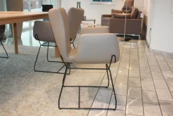 4er Set Armlehnstuhl Kasaar Leder Stone Beige Gestell Eisen Schwarz Beschichtet