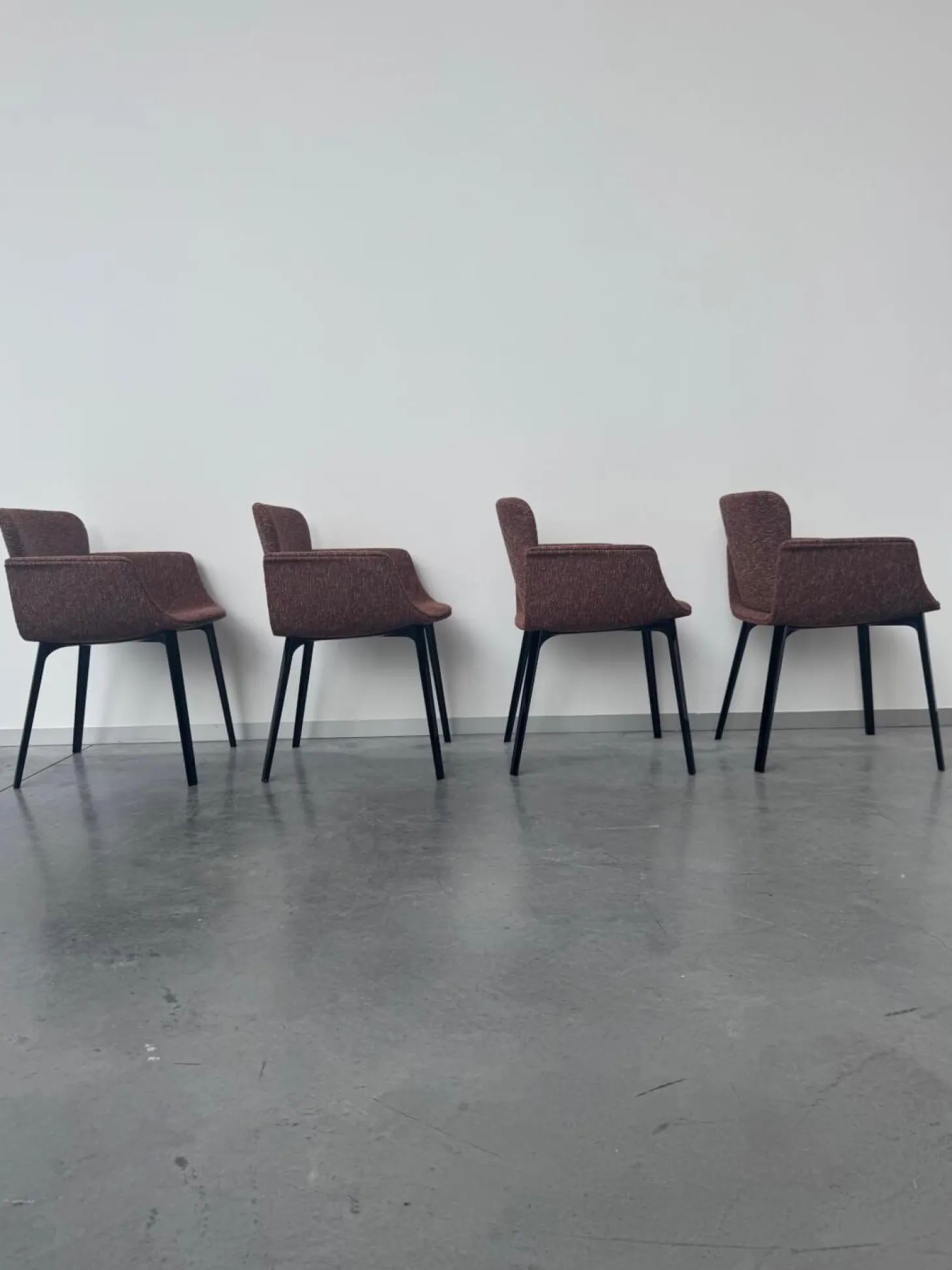 4er Set Armlehnstuhl Sedia KN6 Stoff Harley 12 Red Brick Rot Gestell Aluminium Schwarz Lackiert